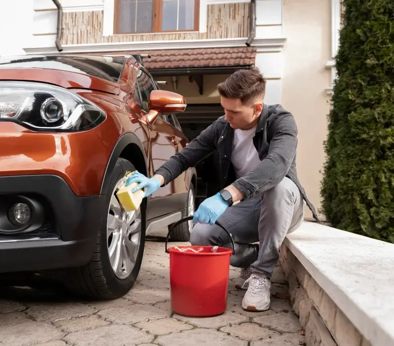 Lavage auto à domicile Lanouaille : professionnel intervenant sur un véhicule